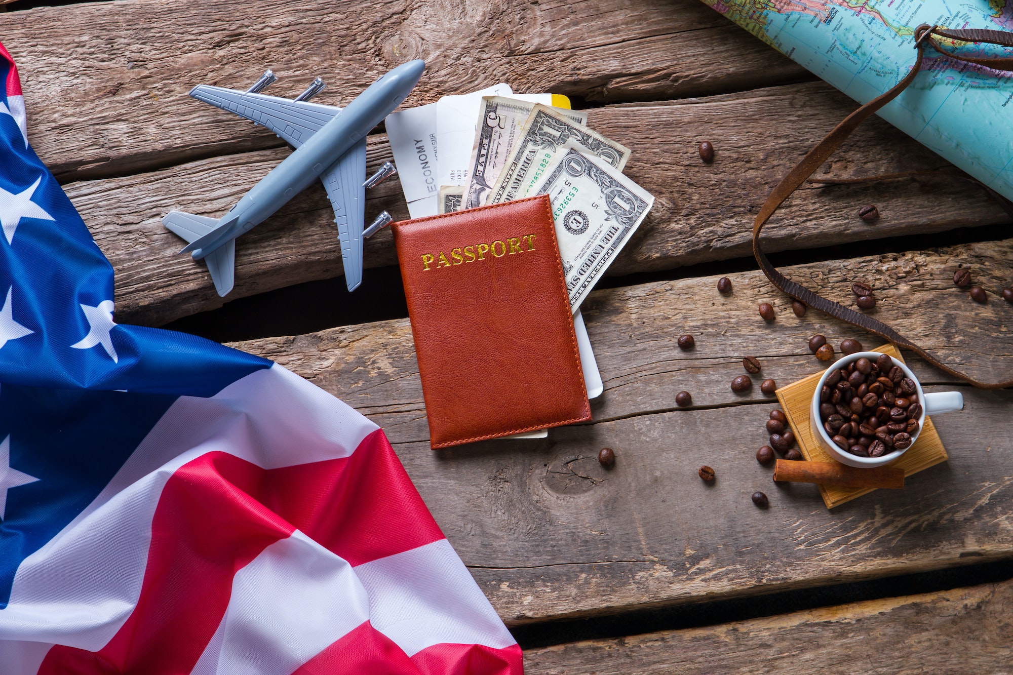 Passaporte, passagem aérea e bandeira dos Estados Unidos